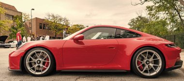Chicago, Illinois - 29 Eylül 2024: 2023 Porsche 911 GT3 Touring kırmızı rengi. Porsche 911 GT3 turu sokağa park edilmiş. Yan görünüş. Porsche 911 GT3 Chicago turu