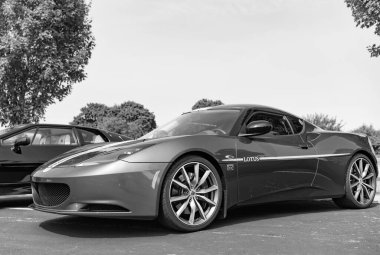 Chicago, Illinois, ABD - 08 Eylül 2024: 2005 Lotus Evora GT spor araba, köşe manzaralı. Yeşil metalik spor yara izi. Modern 2021 Lotus Evora GT arabası. 2021 Lotus Evora GT Chicago 'da