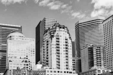 Gökdelen mimarisi. Camdan yapılmış bir gökdelen. Modern şehir manzarası. Şehir merkezindeki gökdelen. Şehir merkezinde gökdelenli. İş bölgesindeki ofis binası.