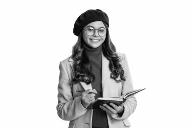 Eğitim ve bilgi. Okul eğitimi notları. Okula dönelim. Sonbahar kızı okulda notlar alıyor. Üniversite öğrencileri için eğitim. Genç kız notlar alıyor. Sonbahar ders çalışma zamanıdır. Not alıyorum..