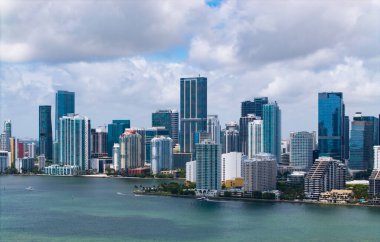 Miami şehir merkezindeki Brickell ufuk çizgisinin hava görüntüsü. Miami 'deki gökdelenler. Brickell finans bölgesinin manzarası. Brickell, Miami 'de. Şehir manzaralı Brickell Kentsel manzarası