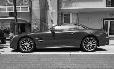 Miami Beach, Florida USA - 8 Haziran 2024: Mercedes-Benz SL-Class Miami Beach 'te. Mercedes Benz birinci sınıf bir Alman otomobil üreticisi. yan görünüm