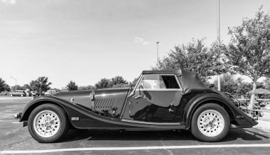 Chicago, Illinois, ABD - 08 Eylül 2024: Morgan Plus 8 üstü açık spor araba, köşe manzaralı. Retro mavi araba. Retro Morgan Plus 8 numaralı araba. Morgan + 8 Chicago 'da mavi