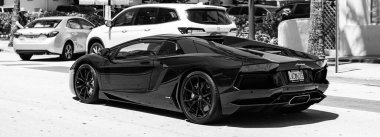 Miami Beach, Florida USA - 8 Haziran 2024 Lamborghini Aventador LP700-4 Miami sahili okyanus yolunda. Lamborghini lüks bir İtalyan otomobil üreticisi.