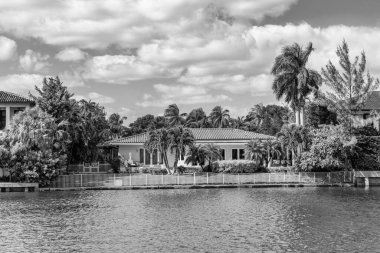 Rıhtım manzaralı bir ev. Yazın tatil binası. Lüks liman evi. Otel binası. Konut mimarisi. Modern bina. Şehir merkezindeki rıhtımda bir apartman dairesi..