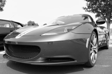 Chicago, Illinois, ABD - 08 Eylül 2024: 2021 Lotus Evora GT spor araba, köşe görüş. Yeşil metalik spor yara izi. Modern 2021 Lotus Evora GT arabası. 2021 Lotus Evora GT Chicago 'da