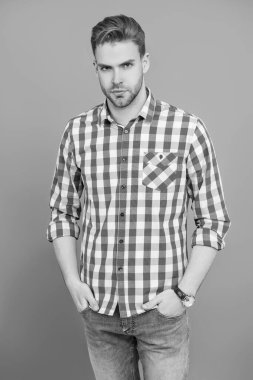 Şık bir erkek portresi. Sıradan bir adam. Adamın şık bir saç kesimi var. Moda saç stili olan bir adam. Sıradan bir erkek portresi. Milenyum portresi. Genç milenyum adamı Griler 'de izole edilmiş. Temel gardırop.