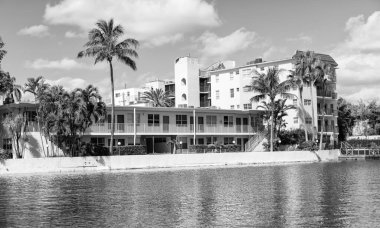 Rıhtım manzaralı bir ev. Yazın tatil binası. Lüks liman evi. Göldeki otel binası. Konut mimarisi. Modern bina. Rıhtımda bir apartman dairesi..