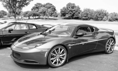 Chicago, Illinois, ABD - 08 Eylül 2024: 2021 Lotus Evora GT spor araba, köşe görüş. Yeşil metalik spor yara izi. Modern 2021 Lotus Evora GT arabası. 2021 Lotus Evora GT Chicago 'da