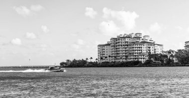 Fisher Adası konut binası ve lüks yat teknesi. Miami Fisher Adası Panorama Manzarası. Miami mimarisi, Florida. Fisher Adası 'nda lüks bir yat teknesi. Yaz tatili.