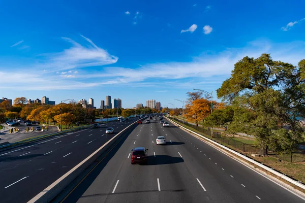 Chicago, Illinois, ABD - 25 Ekim 2024: Şehir yolu araba dolu. Şehir sonbaharı. Şehir yolu otoyolu. Autumn Road otoyolunda araba trafiği. Şehir hedef otoyolu.