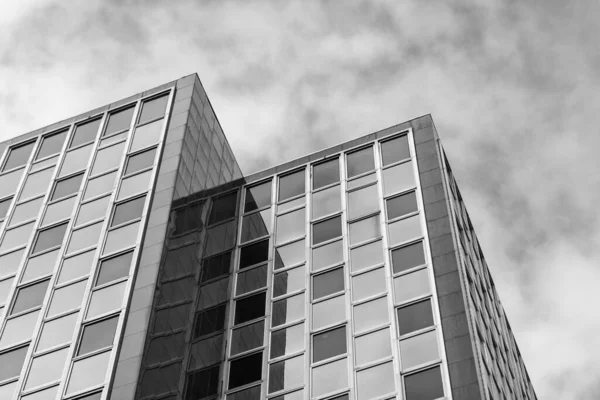 Gökdelen mimarisi. Dışı cam gibi olan bir gökdelen. Modern şehir perspektifi. İş şehrinde gökdelen. Şehir merkezinde gökdelen manzaralı. Perspektif görünümü.