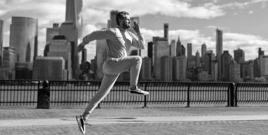 New York 'ta koşan sporcu. Spor rutini. Sporcu dışarıda koşuyor. Spor koşusu sabah egzersizi. Manhattan 'da koşucu eğitimi. Reklam..