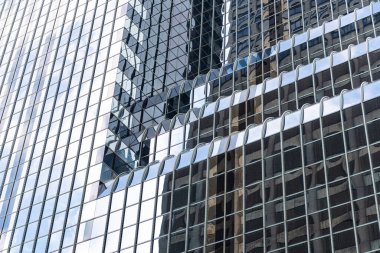Mimarlık. Bina arka planı. Cam bina penceresi. Mimari detay. Mimarinin arka planı. Modern cam arka plan. Yansıtıcı cam arka plan. Mimari desen.