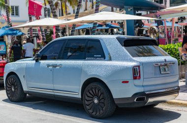 Miami, Florida, ABD - 26 Temmuz 2023 Rolls Royce Cullinan lüks SUV, pırıl pırıl pırıl pırıl sim ayarı. Lüks mavi araba Rolls Royce Cullinan. Rolls Royce 'un arabası park edilmiş, yan manzara..
