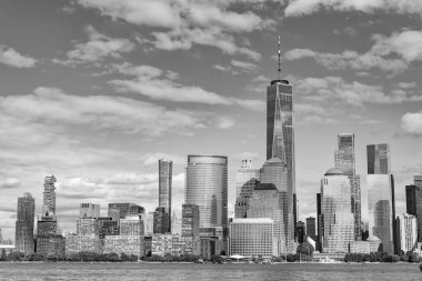 Hudson River, New York 'tan Manhattan manzarası. ABD, New York, Manhattan. Aşağı Manhattan silueti. New York, Birleşik Devletler. Manhattan 'da New York şehrinin silüeti.