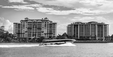 Fisher Adası Binası. Lüks tekne motorlu yat. Lüks yat marinaya gidiyor. Tekne ve yat gezisi. Lüks bir yaşam tarzı. Fisher Adası 'nda lüks bir binada yat. Miami 'de yaz tatili.