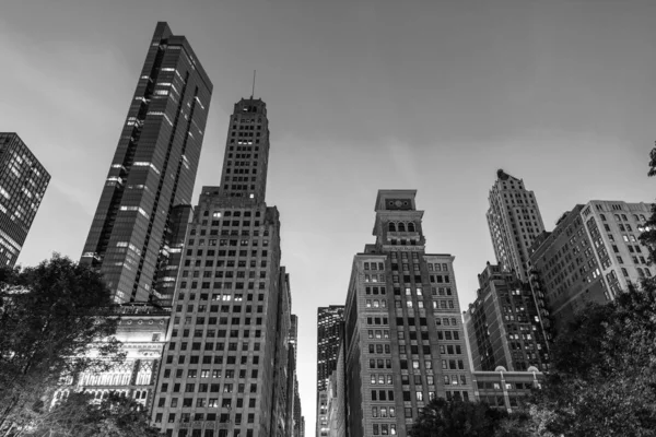 İş şehri. Chicago gökdelen binasının gece manzarası. Chicago gökdelenin mimarisi. Şehir gecesi aydınlatılmış bina. Gökdelen şehir manzarası. Chicago 'nun gece şehri. Düşük açı.