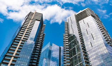 Perspektif gökdeleni. Minimalist cam mimarisi. İş gökdeleni binası. Mimari inşaat sektörü. Cam gökdelen. Şehir mimarisi. Ofis binasının mimarisi.