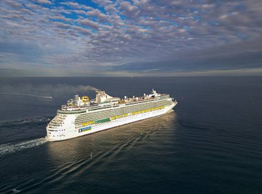 Miami, Florida, ABD - 11 Ocak 2025: gemi limandan ayrılıyor. Deniz Gezisi Gemi Yolculuğunun Bağımsızlığı. Yaz tatilinde gemi turu. Royal Karayipler Uluslararası yolcu gemisi. Gemi turu..