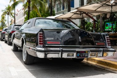 Miami, Florida, ABD - 15 Temmuz 2025 Lincoln Continental Mark V lüks coupe arabası. Lüks spor araba Lincoln Continental Mark V. Lincoln Continental Mark V dışarıda park halinde. Siyah araba, köşe manzaralı..