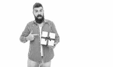 Sakallı adam Sevgililer Günü için hediye kutusunu tutuyor. Sevgililer günün kutlu olsun. Erkekler günü. Beyazlar üzerinde izole edilmiş yetenekli bir adam. Randevu için romantik bir hediye. Erkekler günü için hediye. 14 Şubat 'taki adam. İşaret parmağı.