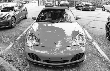 Chicago, Illinois - 29 Eylül 2024: Porsche 911 Turbo Carrera S turuncu rengi. Porsche 911 turbo Carrera S üstü açılabilir parkı yolda..