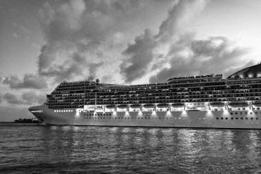 Yaz tatilinde Majestic yolcu gemisi. Gemi seyahati ve deniz seyahati. Aydınlatılmış lüks yolcu gemisi manzarası. Gece limanında gemi. Lüks deniz tatili. Gemi seyahati. Ruh hali ve titreşimler.