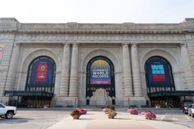 Kansas City, Missouri, ABD - 07 Ağustos 2025: Kansas City tren istasyonunun tarihi binası. Şehir manzarası. Kansas City 'deki Union İstasyonu. Mimari binalı şehir sokak manzarası.