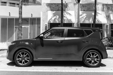 Miami Beach, Florida USA - 5 Haziran 2024 Kia Soul Red in ocean drive Miami Beach. Kia soul gt imzası özel Kore arabasıdır..