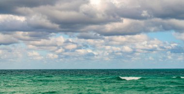 Yaz tatilinde gün batımı deniz manzarası. Deniz bulutlu gökyüzü ile ufuk çizgisi. Denizde sakin bir ufuk. Romantik yaz tatili deniz manzarası. Deniz manzarası cenneti. Okyanus sahilinde gün doğumu. Mavi deniz.