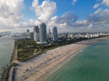 Miami Beach silueti. Miami yukarıdan. Miamis 'in ünlü simgeleri. Gökdelenleri olan South Pointe plajı. Miami şehri panoraması. Miami ufuk çizgisi ve okyanus. Güney Florida. Güney Sahili