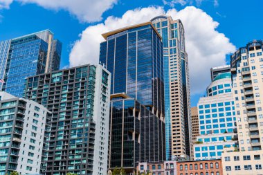 Gökdelenin şehir mimarisi. Şehir manzaralı bir şehir. Gökdelen şehir manzarası. Şehir merkezindeki modern şehir. İş şehri. İş bölgesindeki gökdelen binasının manzarası. Büyük gökdelenler.