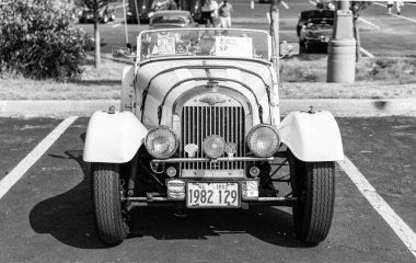 Chicago, Illinois, ABD - 08 Eylül 2024: Morgan Plus Four Flat Rad 2 koltuklu eski model üstü açılır araba, ön manzara. Retro beyaz araba. Morgan Artı Dört Rlat Rad arabası. Morgan Plus Chicago 'da.