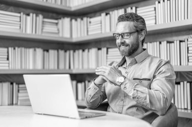 Serbest çalışan bir iş adamı. İşletme öğretmeni. Dizüstü bilgisayarı olan bir milenyum öğretmeni. Online eğitim dersi. Okul öğretmeniyle vakit geçiriyorum. Videolu uzaktan eğitim. İş yönetimi.