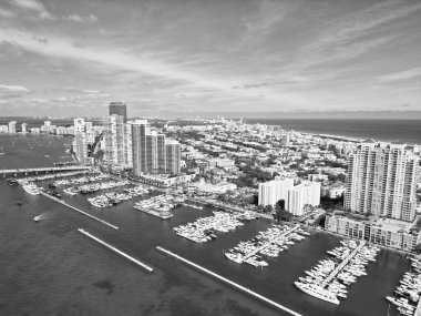 Yaz tatili. Lüks Güney Sahili marinası. Lüks bir yat. Miami güney sahili manzaralı. Yat kulübü. Marina Miami, Florida 'da. Biscayne Körfezi. Lüks yatı olan Miami marinası. Deniz titreşimleri.