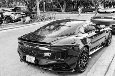 Miami Beach, Florida USA - 9 Haziran 2024: Aston Martin DBS Superleggera Coupe. Miami sahilinde lüks araba Aston Martin DBS Superleggera Coupe.