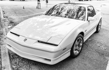 Chicago, Illinois - 29 Eylül 2024: 1992 Pontiac Firebird Trans Am GTA beyaz rengi. 1992 Pontiac Firebird Trans Am GTA Sokağa park etti