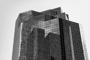 Gökdelen mimarisi. İş gökdeleninde. Modern cam bina. Şehir merkezindeki gökdelen. Şehir merkezinde gökdelenli. İş bölgesindeki ofis binası. Şekil Tasarımı.