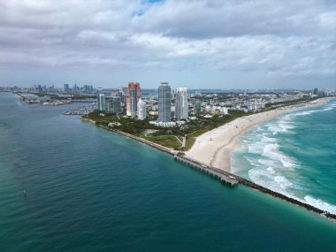 Miami Sahili ufuk çizgisi hava manzarası. Miami 'den İHA' ya. Tropik Miami manzarası. Miami bölgesi gökyüzü manzarası