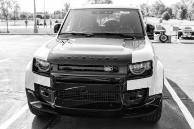 Chicago, Illinois, ABD - 08 Eylül 2024: 2024 Land Rover Defender aracı, ön görüş. Efsanevi geçiş arabası. Geçit Land Rover Defender arabası. Chicago 'da Land Rover Defender