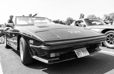 Chicago, Illinois, ABD - 08 Eylül 2024: TVR Tasmin 350i serisi üstü açık spor araba, köşe manzaralı. Retro spor araba. Üstü açık TVR Tasmin 350i araba. TVR Tasmin 350i Chicago Otomobil Fuarı 'nda.