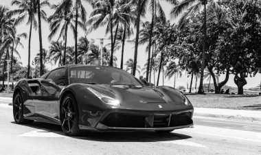 Miami Beach, Florida USA - 9 Haziran 2024: Ferrari 488 gtb örümcek Miami plajında kırmızı. Ferrari lüks bir İtalyan markasıdır. Ferrari 488 gtb kırmızı okyanus sürücüsü Miami plajı
