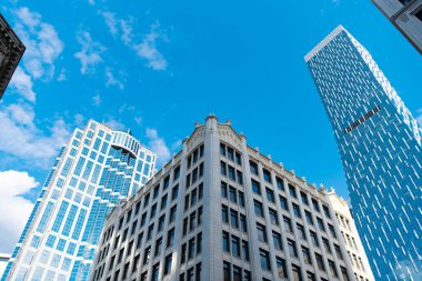 İş gökdeleni binası. Mimari inşaat sektörü. Cam gökdelen. Şehir mimarisi. Ofis binasının mimarisi. Perspektif gökdeleni. Yüksek katlı cam mimarisi.