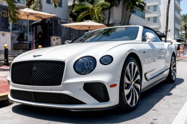 Miami, Florida, ABD - 26 Temmuz 2025: 2020 Bentley Continental GT üstü açık araba. Lüks beyaz üstü açık Bentley Continental GT. Bentley Continental GT 'nin arabası dışarıda park edilmiş, köşe manzaralı..