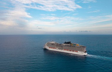 Gemi Miami sahil limanından ayrılıyor. Gemi seyahati. Yaz tatilinde hava manzaralı yolcu gemisi. Gemi seyahati ve deniz yolculuğu. Hava manzaralı lüks bir yolcu gemisi. Okyanus yolculuğu.