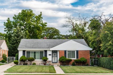 Mahallede mülk. Konut mülk evi. Konut mimarisi. Banliyö mahallesi. Banliyö ev mimarisi. Özel ev. Mahalle mimarisi. Konut sektörü.