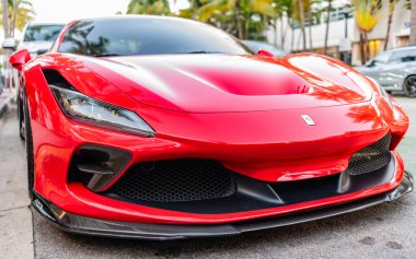 Miami, Florida, ABD - 13 Nisan 2025: Ferrari F8 Tributo spor araba coupe. Coupe spor araba Ferrari F8 Tributo. Araba Ferrari F8 haracı dışarıda park edilmiş. Kırmızı spor araba, üst manzara..