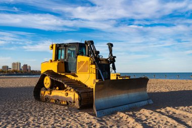 Buldozer ya da dozer makineleri. Kovada kum olan eski bir buldozer ekipmanı. Boğa dozer ağır makineler. Endüstriyel ağır ekipman. Düzleştirme zemini.