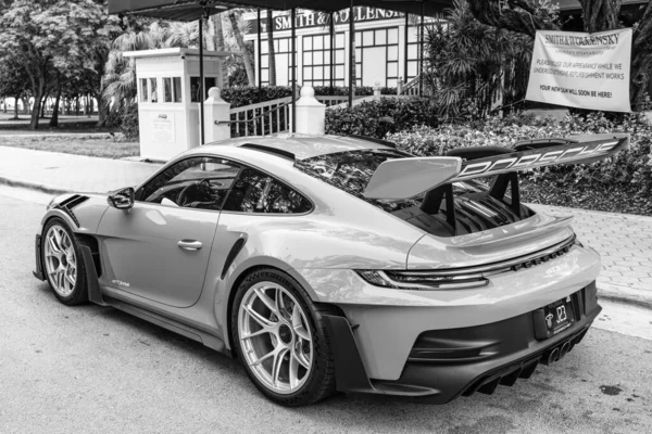 Miami Beach, Florida USA - 9 Haziran 2024: Porsche 911 GT3 Miami plajında. Mavi Porsche 911 GT3